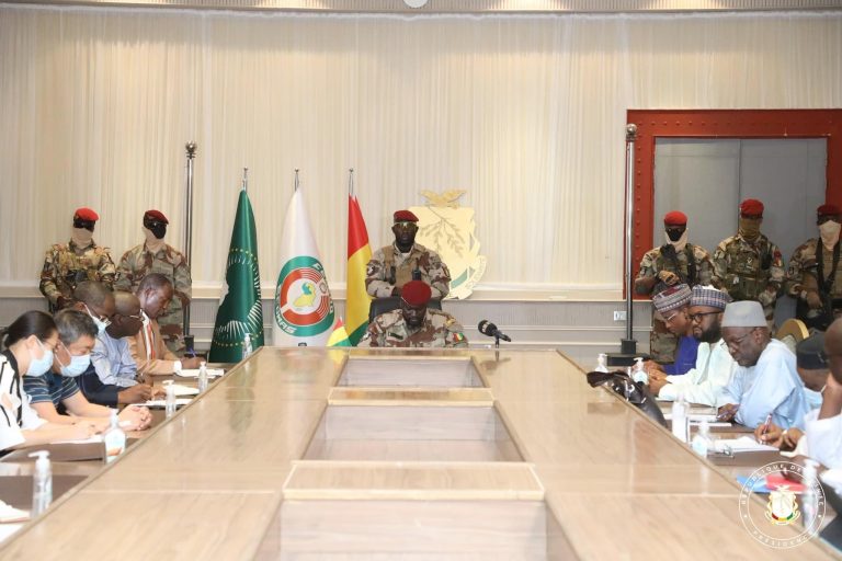 Palais Mohamed V: face aux chefs des entreprises minières, le Colonel Doumbouya hausse le ton et exige le respect des accords