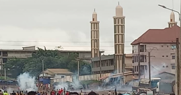 Cimenterie : l&rsquo;incroyable face-à-face entre manifestants et forces de l&rsquo;ordre