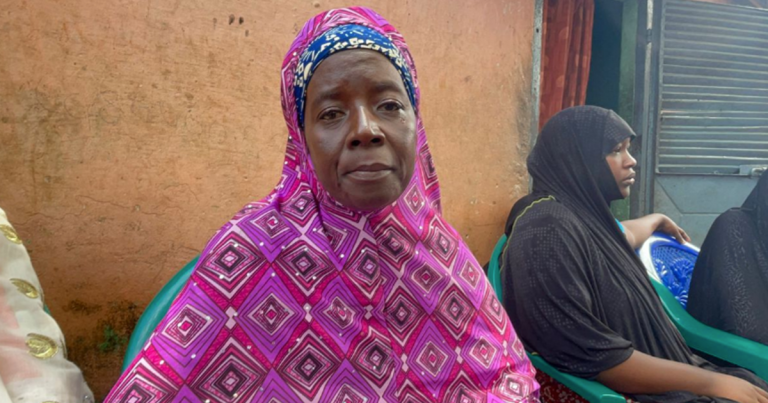 Adama Djan BAH en larme, demande aux autorités de lui restituer les corps de son fils et celui de son époux (Conakry)
