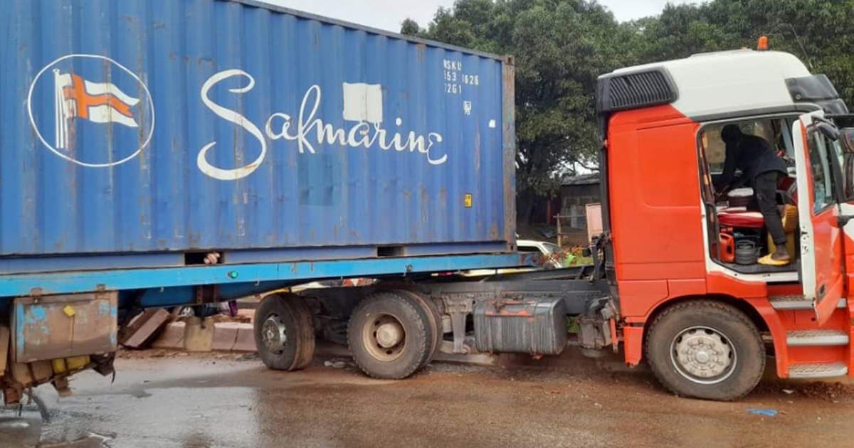 Kountia : un chauffeur perd le contrôle de son engin, monte sur le trottoir et bloque la circulation