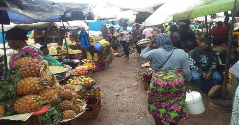 Les difficultés des femmes de Matoto marché vues de près : « à 4H du matin, on sort pour venir revendre, on ne dort même pas, il y a des bandits…»