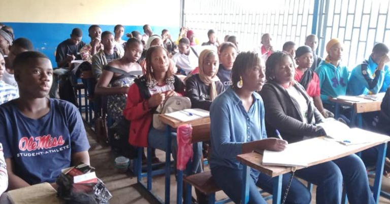 Conakry : des élèves fortement mobilisés pour les cours de vacances dans plusieurs écoles (constat)