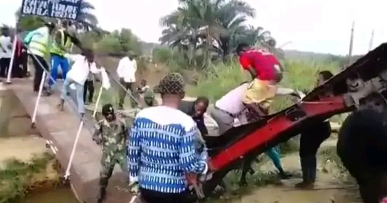 Insolite en RDC : un pont s&rsquo;effondre en pleine cérémonie de son inauguration à Kinshasa