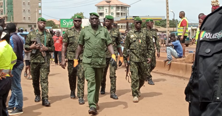 Dubréka : « Tant qu&rsquo;il y a les ordures dans les caniveaux et devant les boutiques, il n&rsquo;y aura pas de marché », col. Aboubacar Sidiki Traoré, préfet