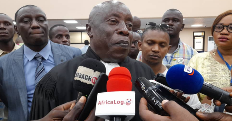 Procès du 28 sept. : « notre client vient de prouver que cette vilaine fable contre le peuple de Guinée a été savamment orchestrée… réalisée par le président Dadis » (Me Paul Yomba)