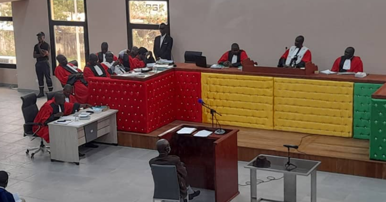 Procès 28 sept. : des pièces à conviction comme CD et cassettes seront visionnés (président du tribunal)