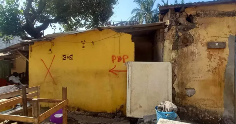 Recup. des domaines de l’État (Conakry) : une vieille de 80 ans fait crise et meurt après le marquage de la maison qu’elle occupait depuis des années