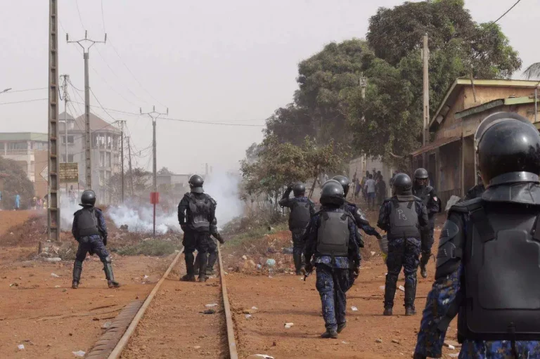 Université Obama : situation tendue entre manifestants et agents de sécurité, manque de gaz