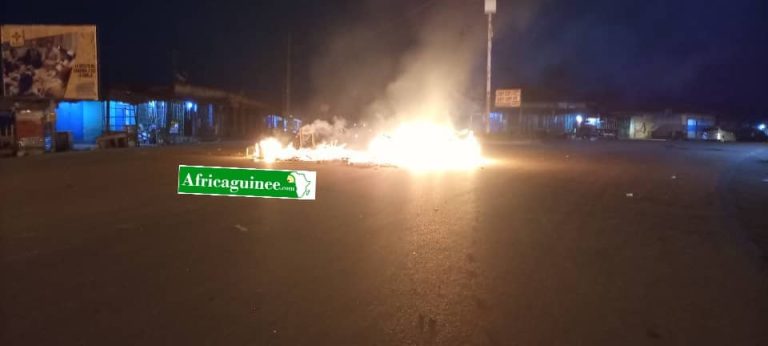 Des jeunes brûlent des pneus, barricadent la route à N’Zérékoré : « Trop c’est trop… »