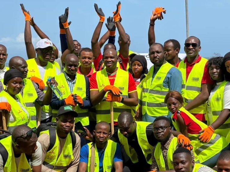 Conakry : la Journée nationale des volontaires célébrée à travers un assainissement de la plage de Rogbané
