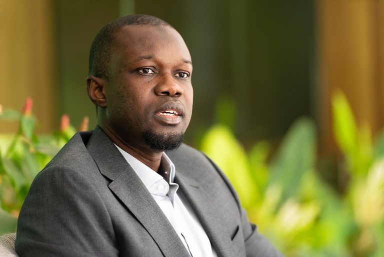 Sénégal : après des appels à manifester contre l&rsquo;arrestation d&rsquo;Ousmane Sonko, les autorités annoncent la suspension d&rsquo;internet sur les portables