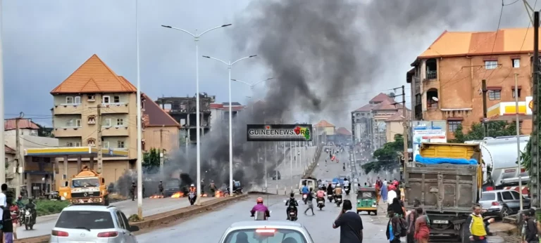 Violences en cours à Conakry : un enfer pour les usagers de la route pris en otage dans les bouchons