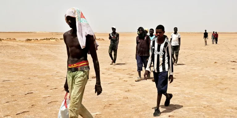 Des milliers de migrants campent vers Sfax en attendant de quitter la Tunisie pour l’Italie