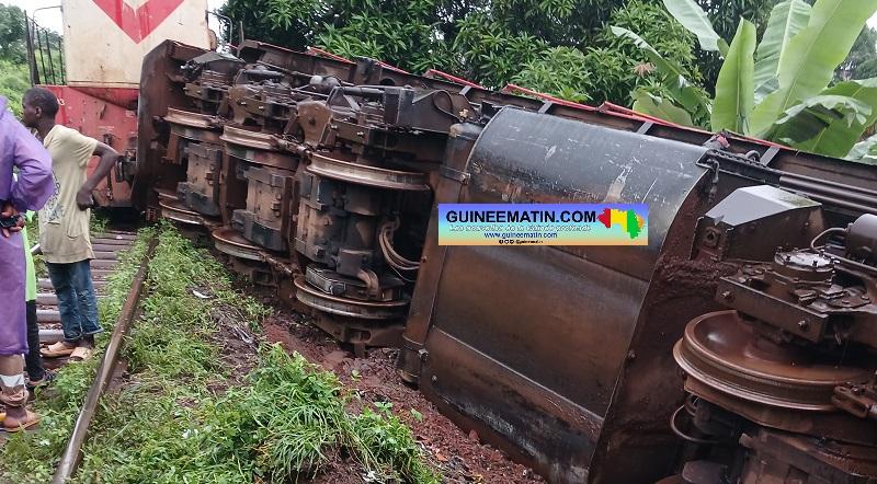 Conakry : un train de la société RUSAL est tombé ce matin à Kaporo-rails