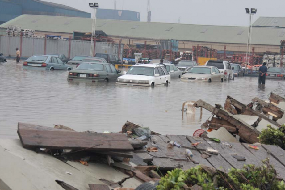 Les inondations dévastatrices dans l’État de Jigawa, au nord du Nigeria, ont fait 30 morts, inondé près de 4 700 maisons et endommagé plus de 9 000 hectares de terres agricoles, touchant au total 227 494 personnes. Les inondations provoquées par de fortes pluies dans l’État de Jigawa, au nord du Nigeria, ont causé la mort de 30 personnes. Haruna Mairiga, secrétaire général de l’Agence nigériane d’urgence (Sema), a révélé l’information dans un communiqué diffusé lundi. Les inondations ont submergé 4 699 maisons et détruit 9 379 hectares de terres agricoles, affectant gravement les moyens de subsistance de milliers de familles dans la région. Ezekiel Manzo, porte-parole de l’Agence nationale de gestion des urgences (Nema), a précisé que 227 494 personnes ont été touchées par les inondations dans les 27 États du Nigeria. Le ministère nigérian de l’Eau avait préalablement mis en garde contre des fortes pluies et des inondations dans certaines régions du pays, mais l’ampleur de la catastrophe a pris de nombreuses communautés par surprise. Alors que les secours s’organisent pour venir en aide aux milliers de personnes touchées, ces inondations soulignent une fois de plus la vulnérabilité de certaines régions du Nigeria face aux catastrophes naturelles. La gestion des urgences et la prévention des risques climatiques deviennent une priorité pour éviter que de telles tragédies ne se reproduisent à l’avenir. Boundèbengouno, pour Laguinee.info