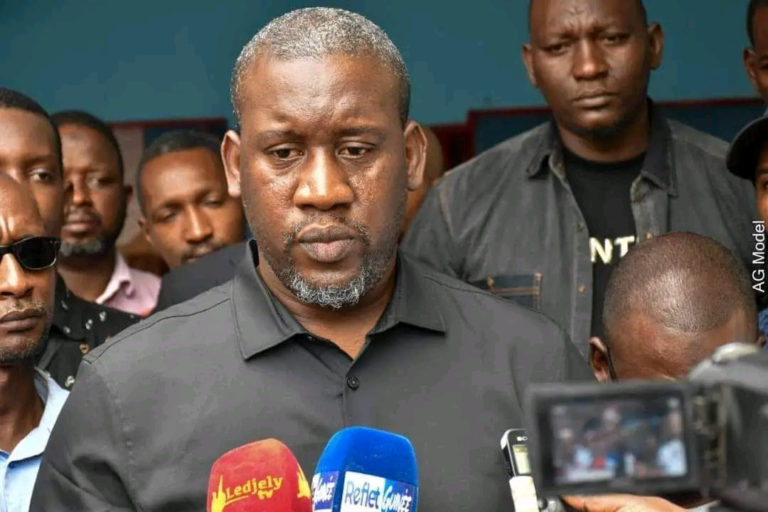 Gestion de la Transition: Aliou Bah  » démonte  » les artistes et journalistes  « complices de la dictature »