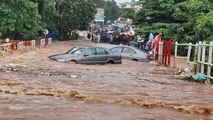 Fortes pluies à Conakry : le pont de Fossidet inondé, la circulation quasiment bloquée sur place