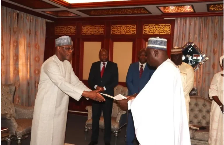 Le Bénin et le Niger renouent avec la diplomatie : l’ambassadeur nouvellement nommé présente ses lettres de créance