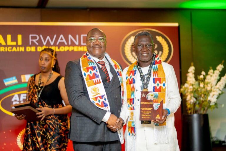 Le Guinéen Ahmed Kanté reçoit le « Prix du Mérite et de l’Excellence » à Kigali lors de l’Africa Business Forum