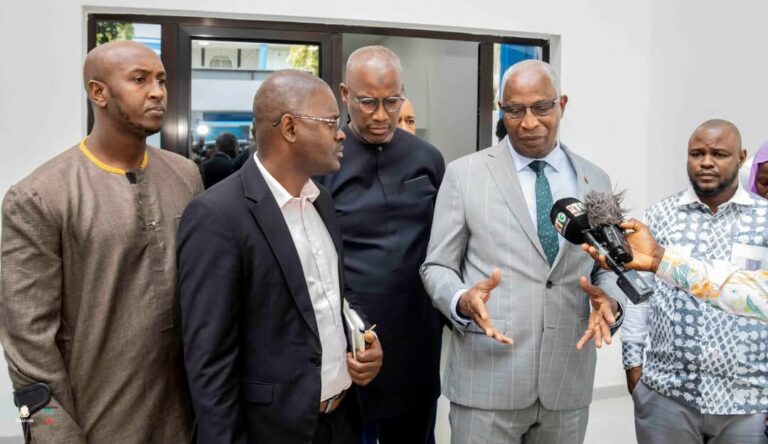 Amadou Oury Bah en visite à la Cellule de Communication du Gouvernement