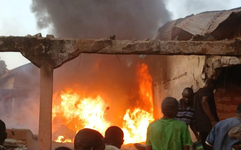 Mandiana : un incendie ravage plus de 20 boutiques, la population impuissante face aux flammes