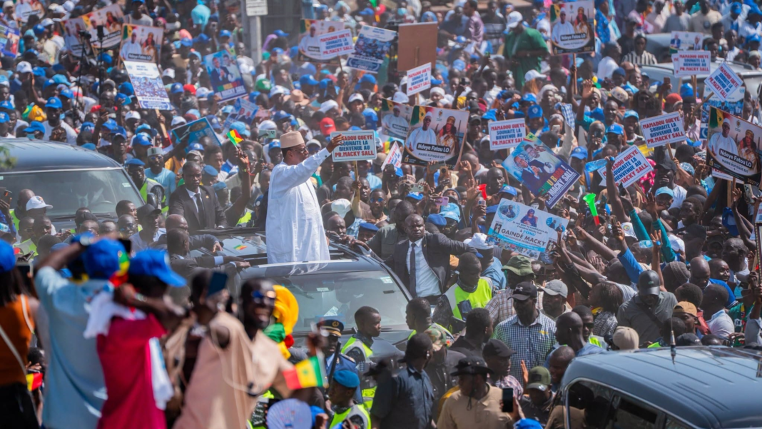 Sénégal : Macky Sall accueilli par une foule de partisans à son retour à Dakar
